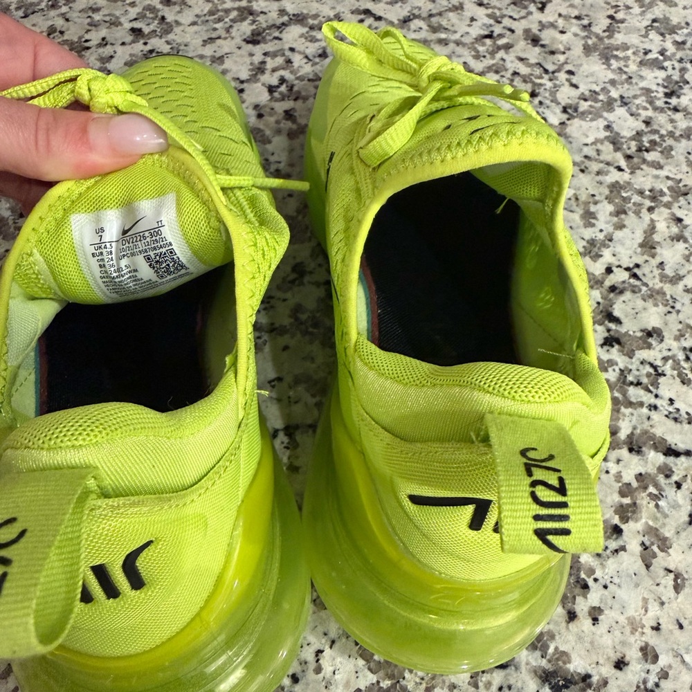green nike women size 7